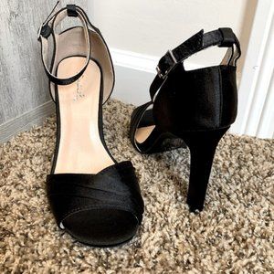 NWOT Qupid Black Cute 4" Heels with Ankle Strap